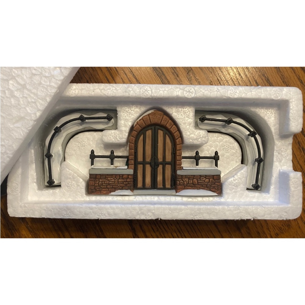 VINTAGE & RETIRED Dept 56 Heritage Village CHURCHYARD GATE AND FENCE #5806-8 EUC